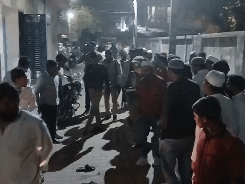 वारदात के बाद भारी संख्या में आसपास के लोग मौके पर जुट गए। पुलिस ने लोगों से पूछताछ की।
