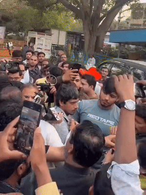भाजपा नेता मनोज तिवारी को सलीम पर हुए हमले की जानकारी देते पिंकी चौधरी।