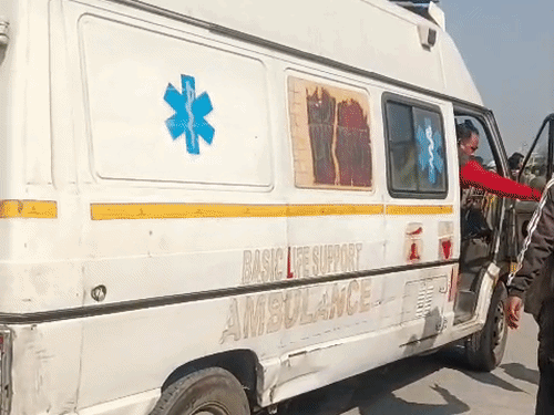 युवक और यवुती को अस्पताल लेकर जाती एंबुलेंस।