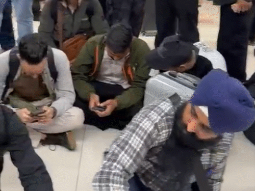 UAE के इंटरनेशनल एयरपोर्ट पर बैठे पंजाबी यात्री। इनकी पंजाब आने वाली फ्लाइट कैंसिल हो गई है।