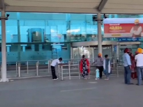 अमृतसर एयरपोर्ट के बाहर लोगों की भीड़ जमा है। यहां से खाड़ी देशों को उड़ान भरने वाली कल तक की फ्लाइट्स के स्टेटस कैंसिल हैं।