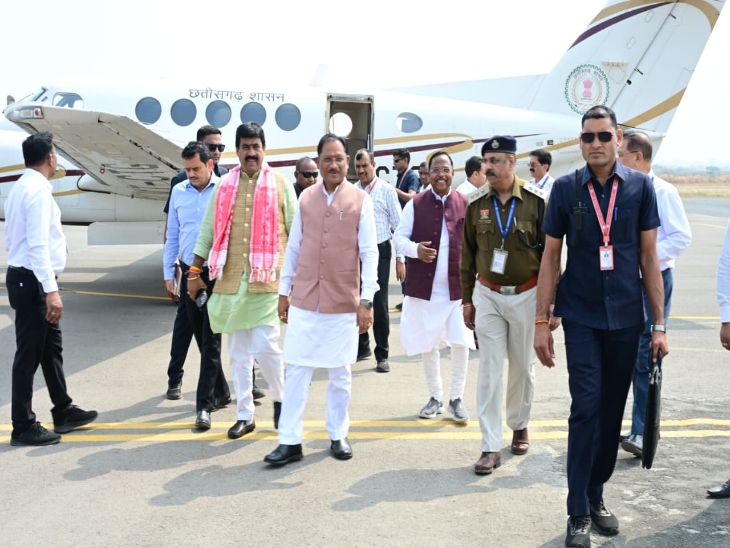 सरकारी प्लेन से बिलासपुर पहुंचे सीएम विष्णुदेव साय।