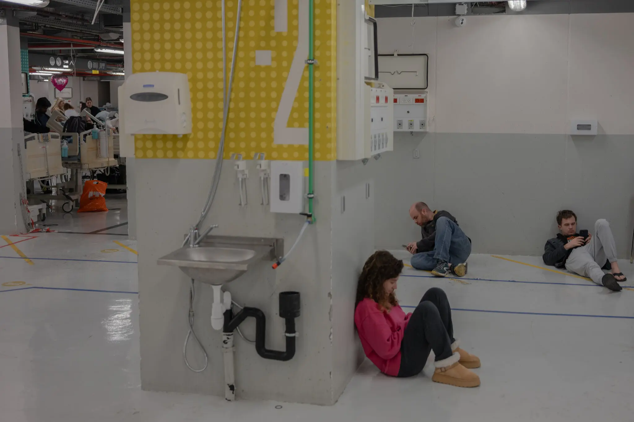 इजराइल के तेल अवीव में लोग बंकर में बैठकर फोन पर जंग की जानकारी ले रहे हैं।