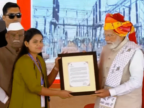 अजमेर के केकड़ी की रहने वाली अंकिता का चयन सीएचसी ऑफिसर के लिए हुआ है। अजमेर के रूपनगढ़ के रहने वाले मुकेश का चयन जूनियर इंजीनियर के पोस्ट पर हुआ है। दोनों को पीएम ने नियुक्त पत्र दिया।