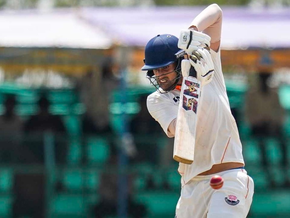 कामरान इकबाल ने दूसरी पारी में शतक लगाया।