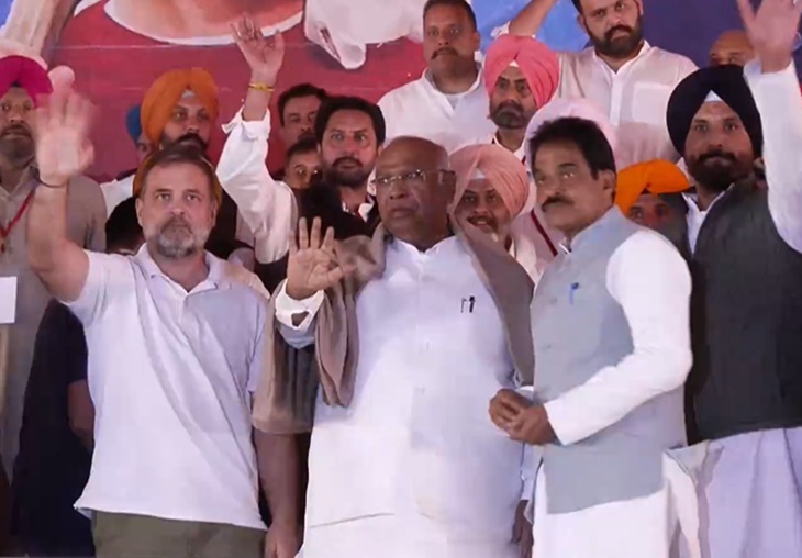 लोगों का अभिवादन करते हुए राहुल गांधी, मल्लिकार्जुन खड़गे, केसी वेणुगोपाल और अमरिंदर सिंह राजा वड़िंग।