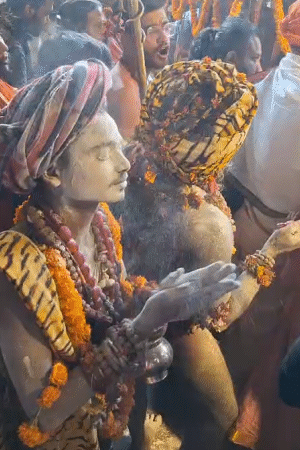 मणिकर्णिका घाट पर संन्यासियों ने पूरे शरीर में चिता भस्म को लगाया। इसके बाद हर-हर महादेव के जयकारे लगाए।