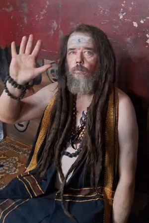 रंग और चिता की राख में सराबोर होकर विदेशी पर्यटक झूम रहे हैं।