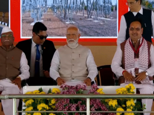 अजमेर के कायड़ विश्रामस्थली में पीएम नरेंद्र मोदी को सुनने बड़ी संख्या में महिलाएं भी पहुंचीं।