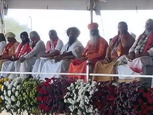 प्रधानमंत्री की सभा में साधु-संत भी आमंत्रित किए गए हैं। उनके बैठने के लिए मुख्य मंच के पास ही छोटा मंच बनाया गया है।