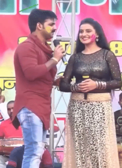 एक कार्यक्रम के दौरान पवन सिंह ने स्टेज पर अक्षरा को किस किया था।