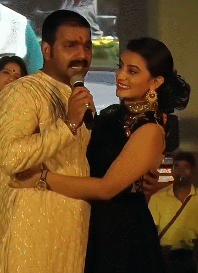 एक कार्यक्रम के दौरान पवन सिंह अक्षरा सिंह की कमर में हाथ डाले नजर आए थे।