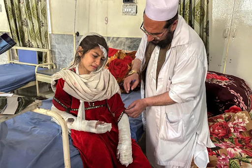 पाकिस्तान के खैबर पख्तूनख्वा के एक अस्पताल में शुक्रवार को एक घायल लड़की का इलाज करते डॉक्टर।
