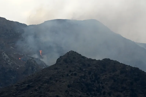 अफगानिस्तान और पाकिस्तान के बीच तोरखम सीमा पर शुक्रवार को अफगान सैन्य अड्डे के पास धुआं उठता हुआ दिखाई दिया