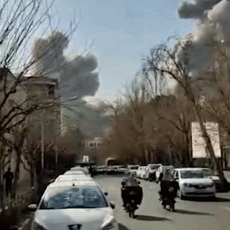 तेहरान में रिहायशी इलाके के पास नजर आता धुंआ।