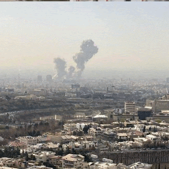 हमले के बाद ईरान की राजधानी तेहरान में आसमान में धुएं का गुबार उठता नजर आया।