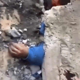 ईरान में हमले के बाद एक व्यक्ति मलबे के नीचे दब गया।