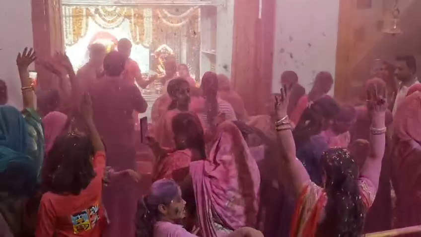 फूल और गुलाल से खेली होली।