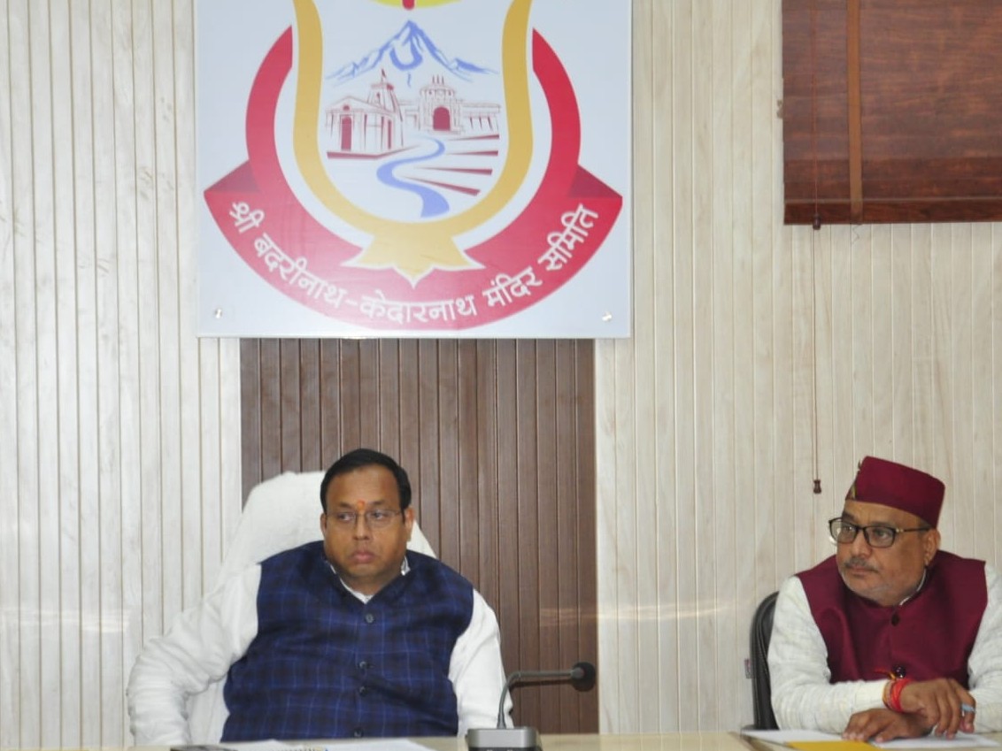 बैठक करते BKTC के अध्यक्ष हेमंत द्विवेदी। - Dainik Bhaskar