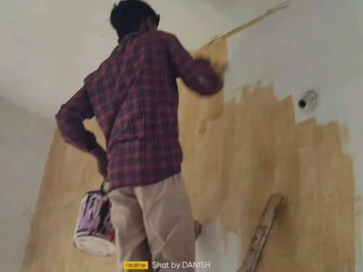 छात्रों से पुताई का काम भी कराया गया।