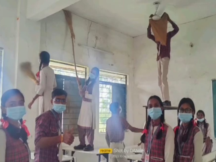 छात्रों से ही स्कूल में साफ-सफाई कराने का आरोप।