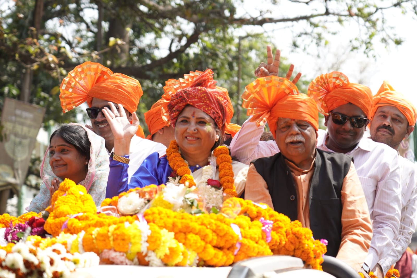 सांसद बीडी राम खुली गाड़ी में अपनी बेटी स्मिता, विधायक आलोक चौरसिया और मेयर अरुणा शंकर के साथ विजय जुलूस में शामिल थे।