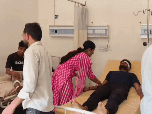 भट्‌टू सीएचसी में दाखिल घायल हुए खिलाड़ी।