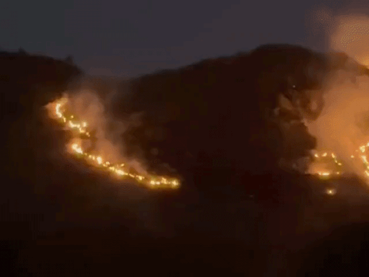 रात को दूर-दूर तक आग की लपटे लोगों को दिखी।