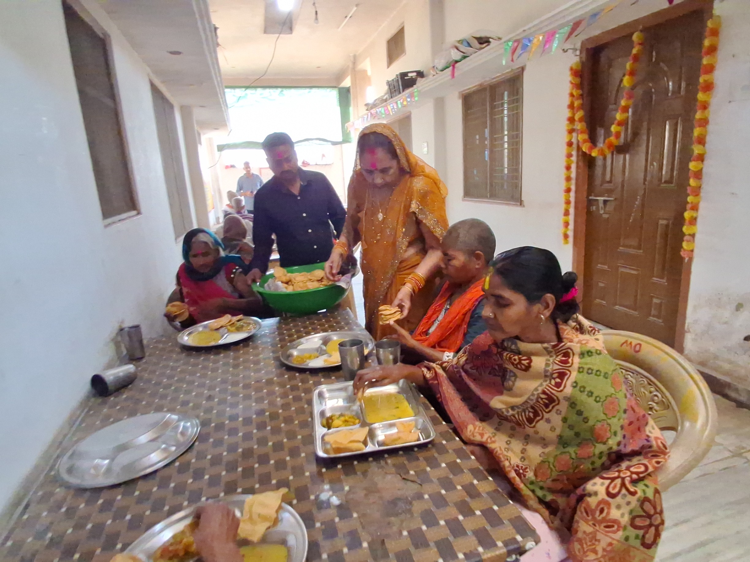 Meera Rai Ghazipur Old Age Home Holi Gifts | Meera Rai Distributes Clothes, Feeds ...