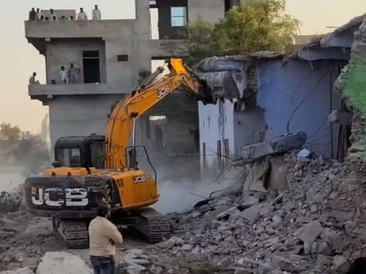 नगर पालिका मालपुरा ने एक दर्जन पक्के अतिक्रमण हटाया ।