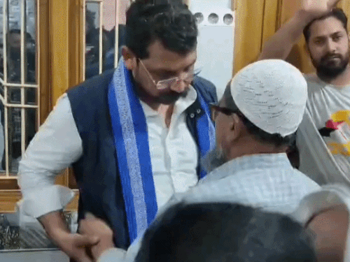 पीडित कुटुंबाला पाहताच चंद्रशेखर उभे राहिले आणि त्यांनी वृद्ध वडिलांना मिठी मारली.