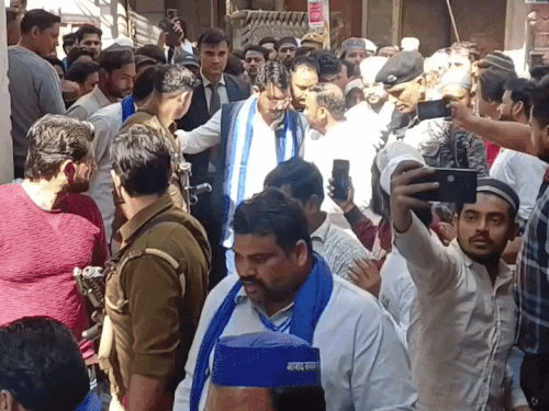 चंद्रशेखर मेरठमधील अग्निकांडातील पीडित कुटुंबाला भेटले, त्यांना शक्य ती सर्व मदत करण्याचे आश्वासन दिले.