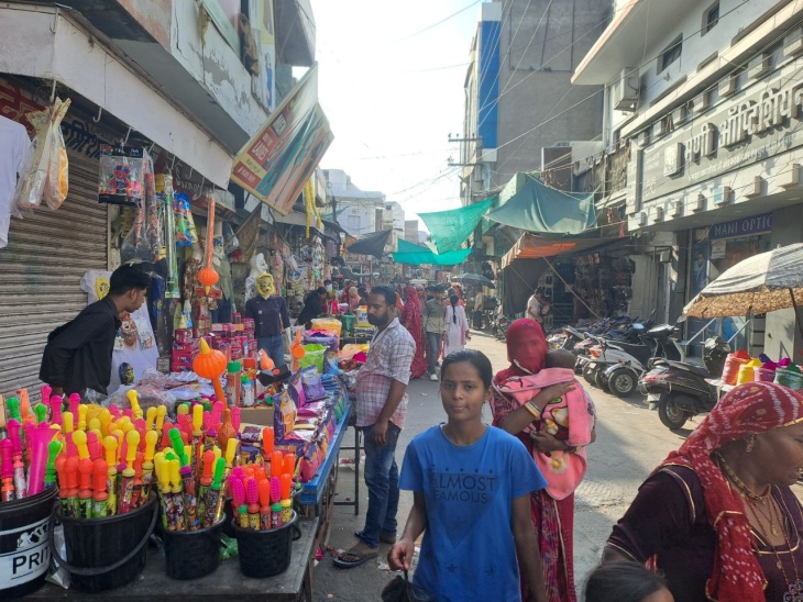 पाली के सूरजपोल से सोमनाथ की तरफ जाने वाले मार्ग पर पिचकारियों से सजी शॉप।