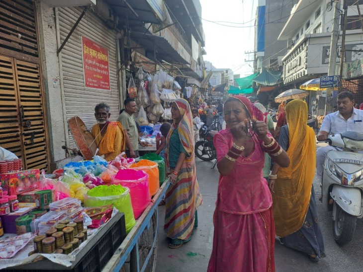 होली के त्यौहार को लेकर पाली के बाजार में चंग की थाप पर नाचती महिला।