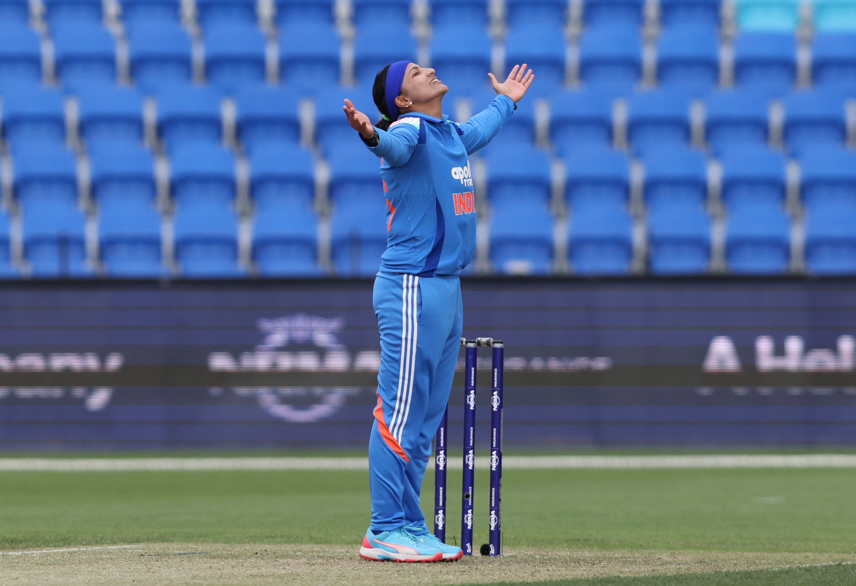 जॉर्जिया वॉल का विकेट लेने के बाद सेलिब्रेट करतीं स्नेह राणा।