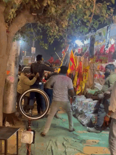 खाटूश्यामजी में श्रद्धालुओं को अपने-अपने गेस्ट हाउस में ले जाने के लिए युवक बीच सड़क भिड़ गए।