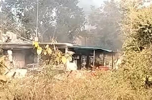 फैक्ट्री में धमाके के बाद आग लग गई। आग की लपटें फैक्ट्री की बाउंड्री वॉल तक पहुंच गई थीं।