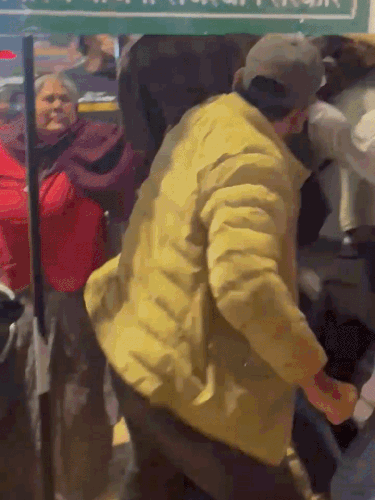 मारपीट कर रहे युवकों को छुड़ाते आसपास के लोग।