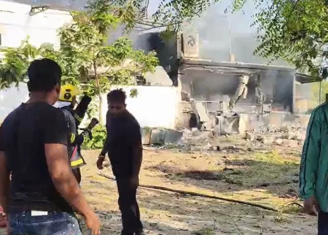 आग बुझाने की कोशिशों में जुटीं फायर ब्रिगेड की टीमें।