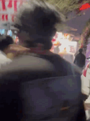 मारपीट कर रहे युवकों को श्रद्धालुओं और आसपास के लोगों ने छुड़ाया।