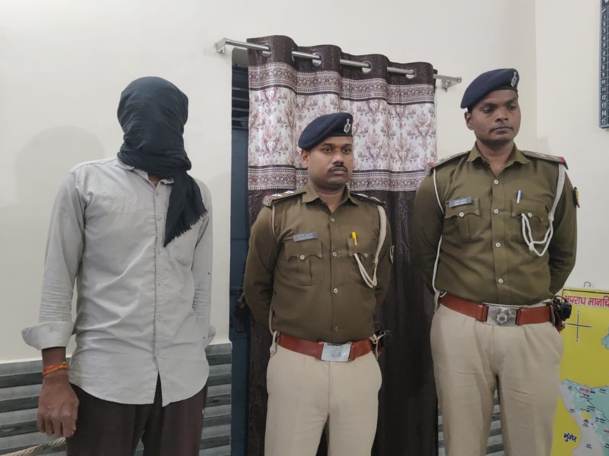 Khagaria Police Action | Illegal Weapons Seized, 2 Youth Arrested