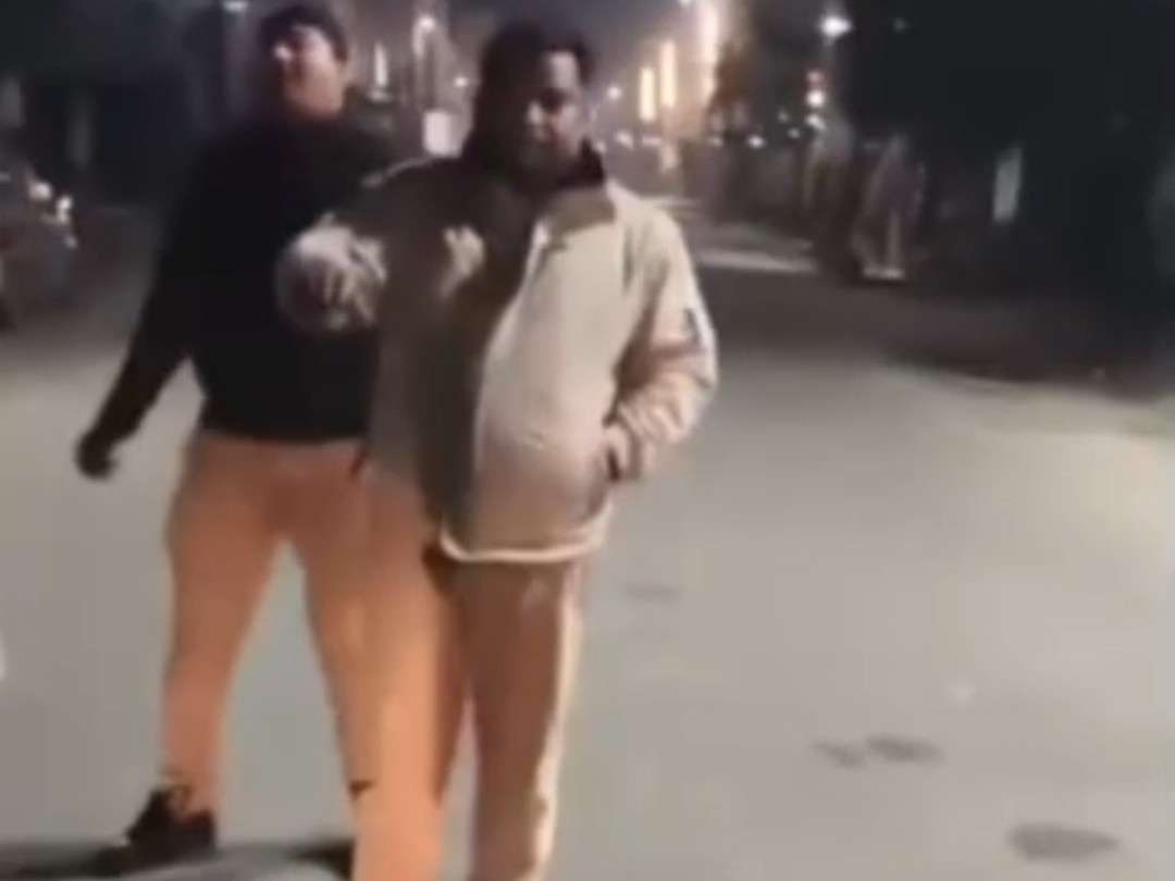 बदायूं में दो सिपाही नशे में लड़खड़ाते दिखे:  उझानी कोतवाली गेट पर VIDEO बनाने पर भड़के, बोले- दो-चार और बना ले – Badaun News