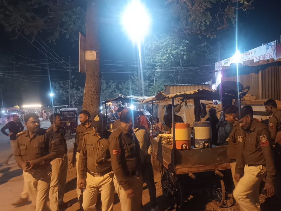 इस दौरान पुलिस ने स्थानीय दुकानदारों से बातचीत की।