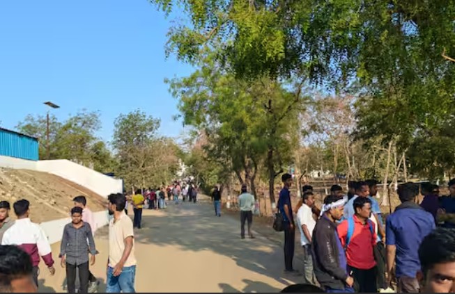 धमाके की आवाज सुनकर आसपास के गांव के लोग मौके पर जमा हो गए।