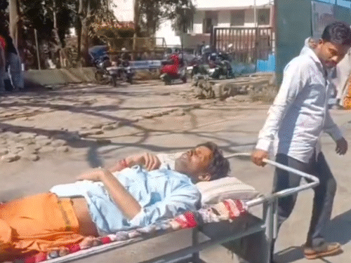 इसी वीडियो के एक हिस्से में स्ट्रेचर पर मरीज को ले जा रहे हैं।