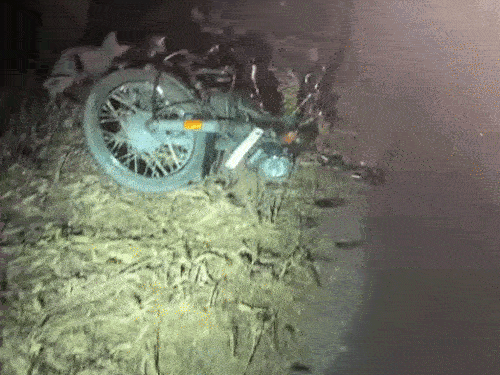 राहगीर मदद के लिए दौड़े और मौके पर क्षतिग्रस्त बाइक।