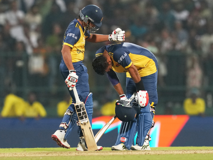 हार के बाद श्रीलंका के कप्तान निराश हो गए, साथी खिलाड़ी वेलालागे ने उनकी पीठ थपथपाई।