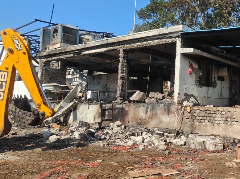 विस्फोट से प्लांट की दीवारें भी ढह गईं।