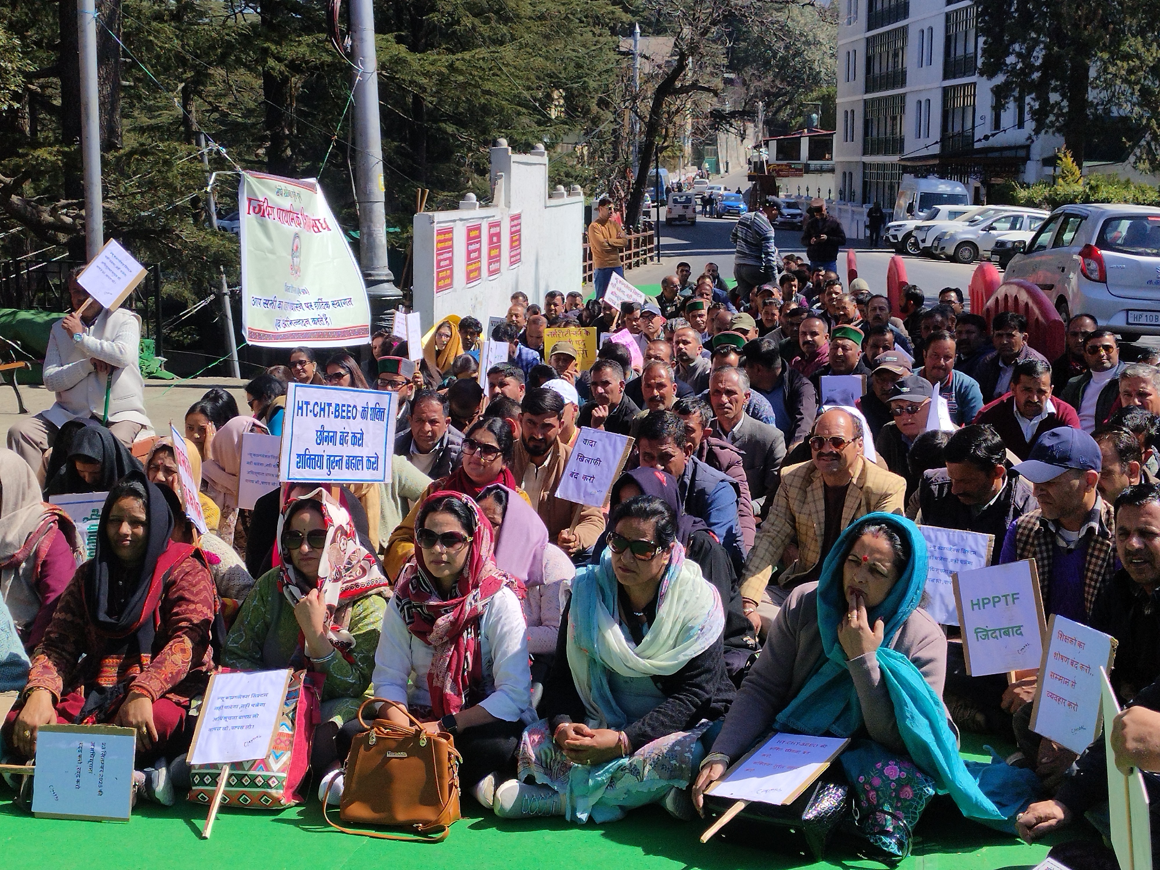 शिमला में धरना देकर बैठे जेबीटी शिक्षक।