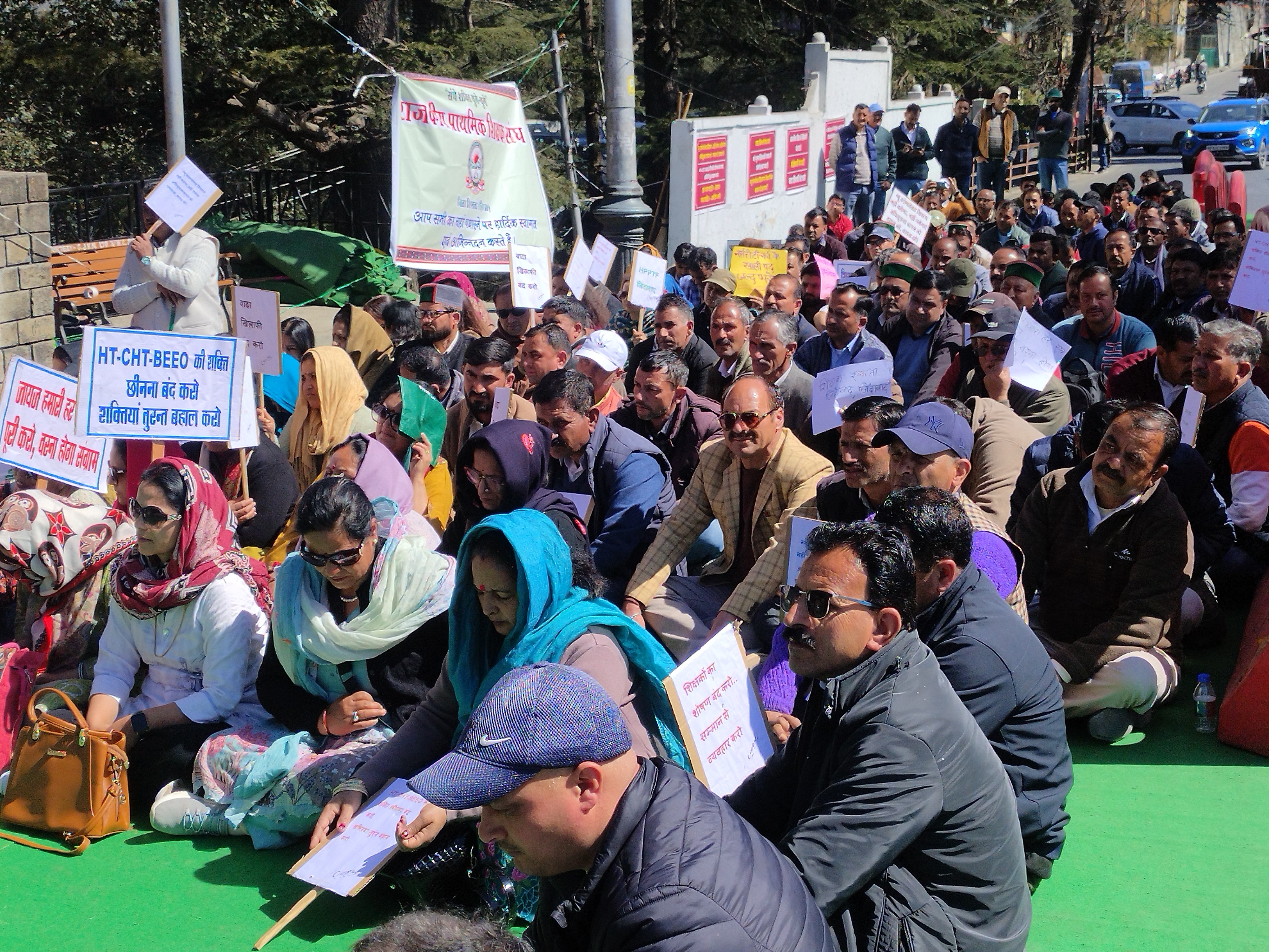 शिमला में धरना देकर बैठे जेबीटी शिक्षक। - Dainik Bhaskar